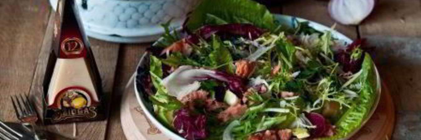 Салат из копченой рыбы с авокадо, красным луком и сыром