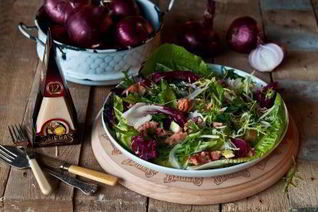 Салат из копченой рыбы с авокадо, красным луком и сыром