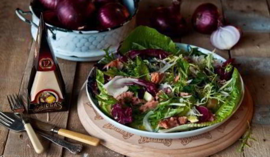 Рецепт салата из копченой рыбы с авокадо, красным луком и сыром