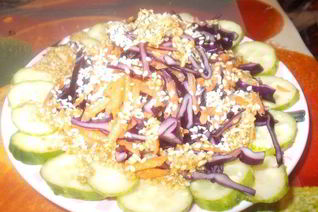 Салат из красной капусты и огурца с кунжутной заправкой