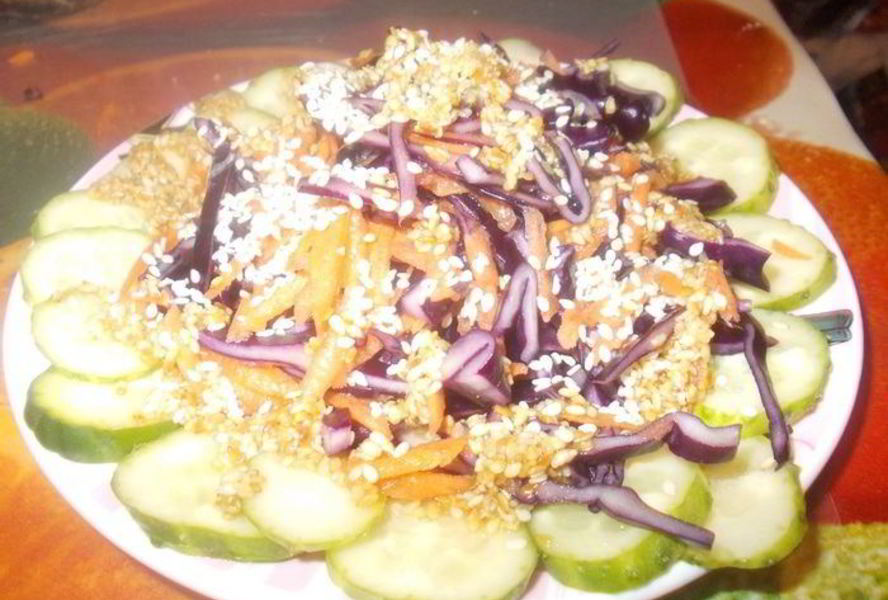 Салат из красной капусты и огурца с кунжутной заправкой