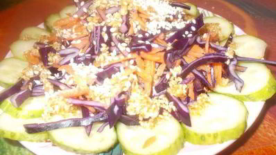 салат из красной капусты и огурца с кунжутной заправкой