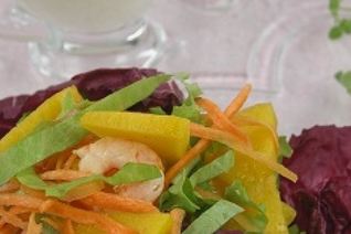 Салат из креветок и манго