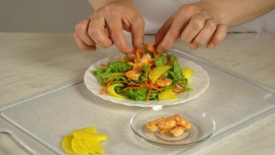 салат из креветок и манго