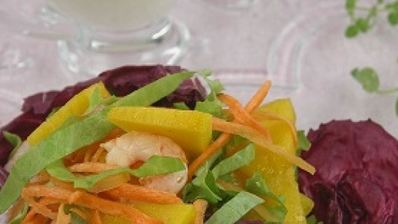 салат из креветок и манго