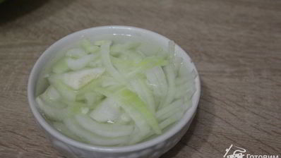 салат из пекинской капусты с сервелатом и кукурузой