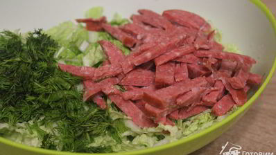 салат из пекинской капусты с сервелатом и кукурузой