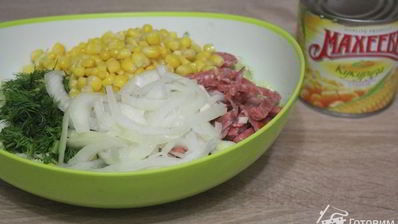 салат из пекинской капусты с сервелатом и кукурузой