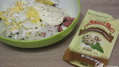 салат из пекинской капусты с сервелатом и кукурузой