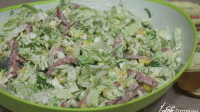 салат из пекинской капусты с сервелатом и кукурузой
