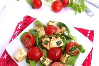 Салат из помидоров, моцареллы и базилика