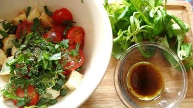 салат из помидоров, моцареллы и базилика