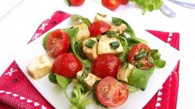 салат из помидоров, моцареллы и базилика