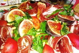 Салат из рукколы и инжира