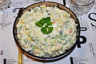 Салат из рыбы горячего копчения с овощами