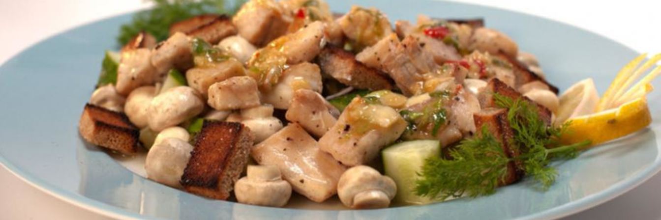 Салат из щуки с гренками и кунжутным соусом