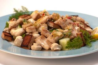 Салат из щуки с гренками и кунжутным соусом