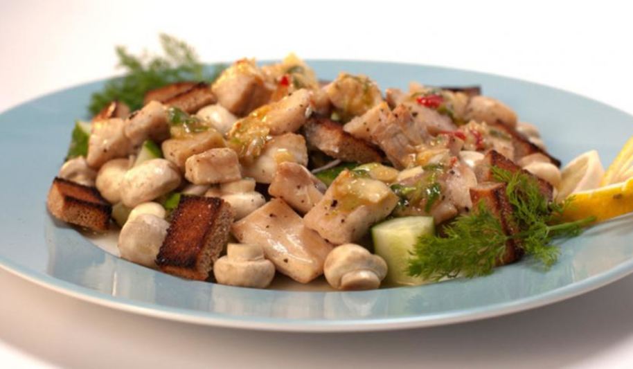 Рецепт салата из щуки с гренками и кунжутным соусом