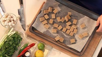 салат из щуки с гренками и кунжутным соусом