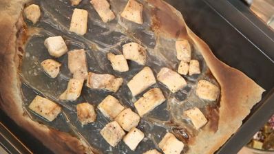 салат из щуки с гренками и кунжутным соусом