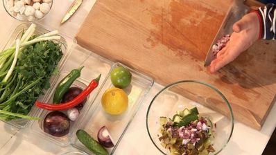 салат из щуки с гренками и кунжутным соусом