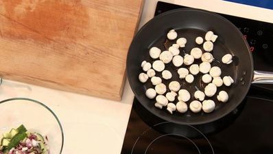 салат из щуки с гренками и кунжутным соусом