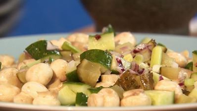 салат из щуки с гренками и кунжутным соусом