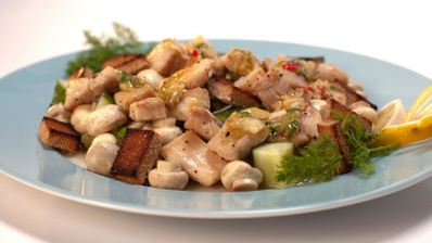 салат из щуки с гренками и кунжутным соусом