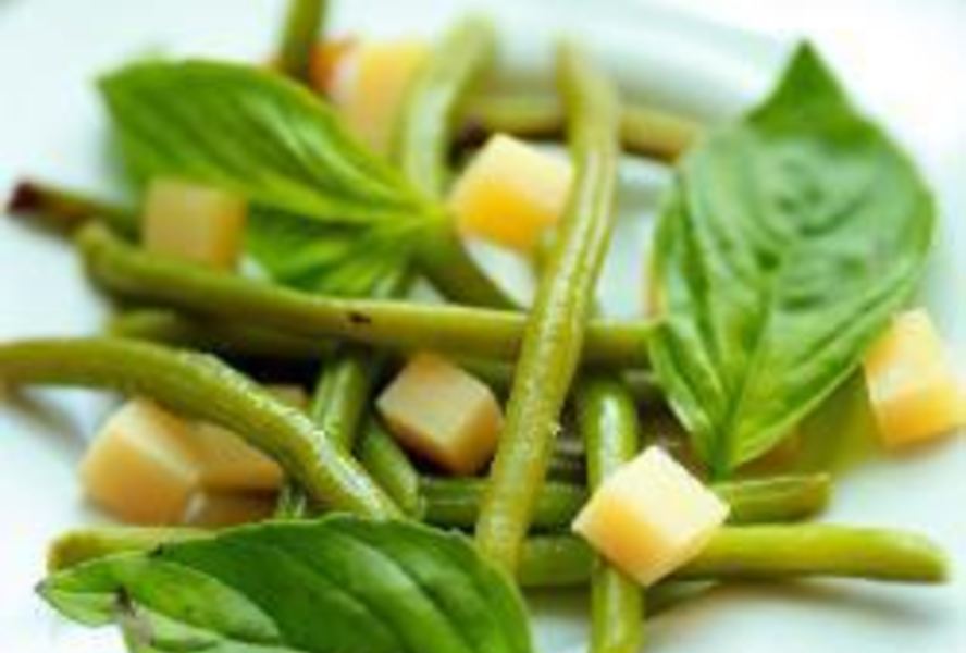 Салат из стручковой фасоли с сыром