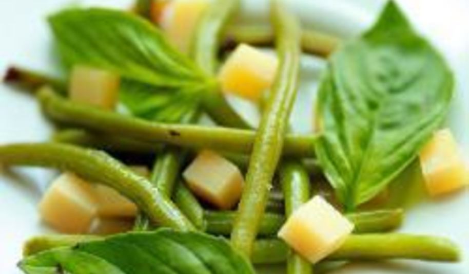 Рецепт салата из стручковой фасоли с сыром