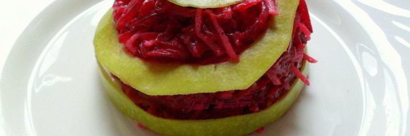 Салат из свеклы, яблока и грецких орехов