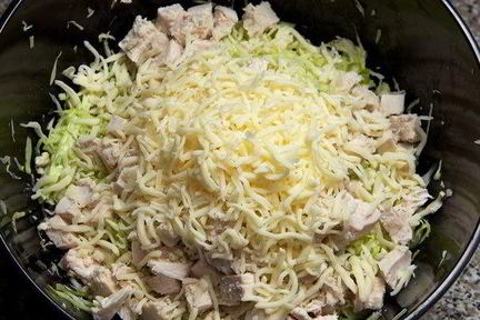 Салат из свежей капусты с курицей