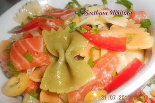 Салат из трехцветной пасты с форелью