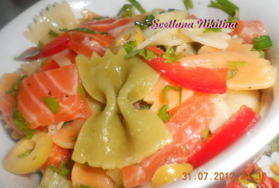 Салат из трехцветной пасты с форелью