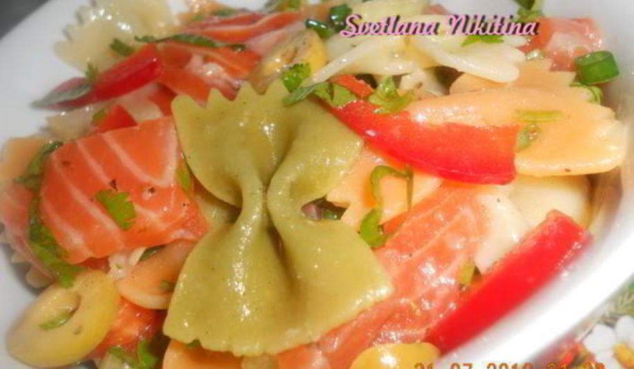 Рецепт салата из трехцветной пасты с форелью