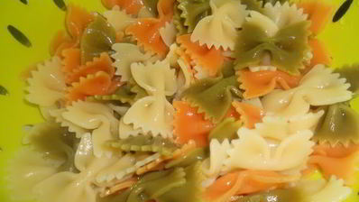 салат из трехцветной пасты с форелью