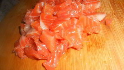 салат из трехцветной пасты с форелью