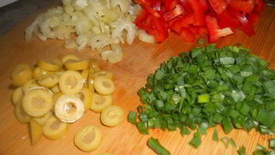 салат из трехцветной пасты с форелью