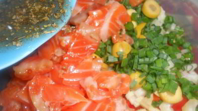 салат из трехцветной пасты с форелью