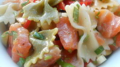 салат из трехцветной пасты с форелью