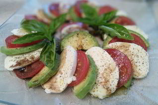 Салат Капрезе плюс