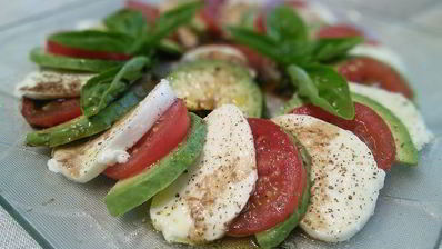 салат капрезе плюс