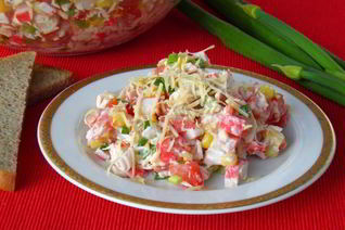 Салат Клеопатра с курицей и крабовыми палочками