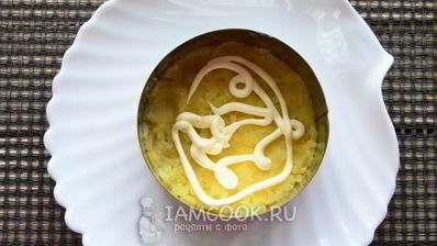 салат мимоза с консервами и сыром