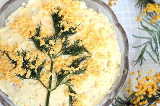 Салат Мимоза с консервированной горбушей