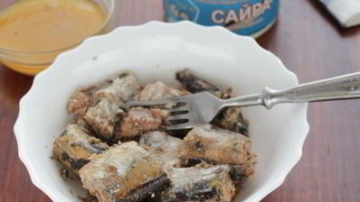 салат мимоза с сыром и сливочным маслом