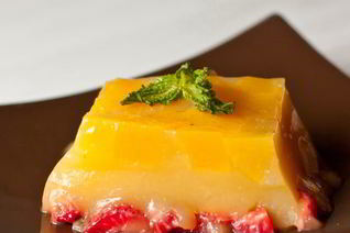 Желе Мимоза с персиками и клубникой