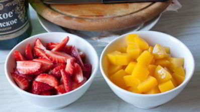 желе мимоза с персиками и клубникой