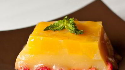 желе мимоза с персиками и клубникой