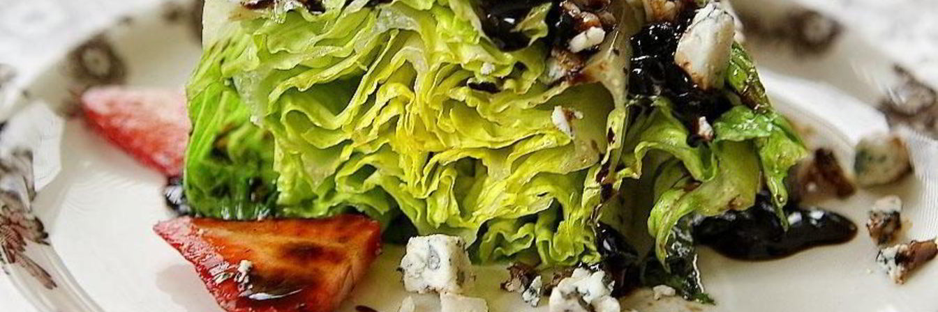 Салат на гриле с сыром и клубникой